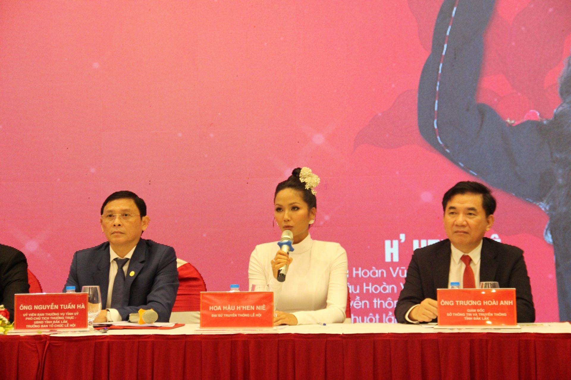 Hoa hậu Hoàn vũ Việt Nam 2017 H’Hen Niê - Đại sứ truyền thông của Lễ hội trả lời câu hỏi của phóng viên.